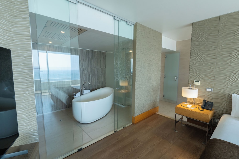 Premium Suite, 1 King Bed, Sea View (Single) - Photo 13