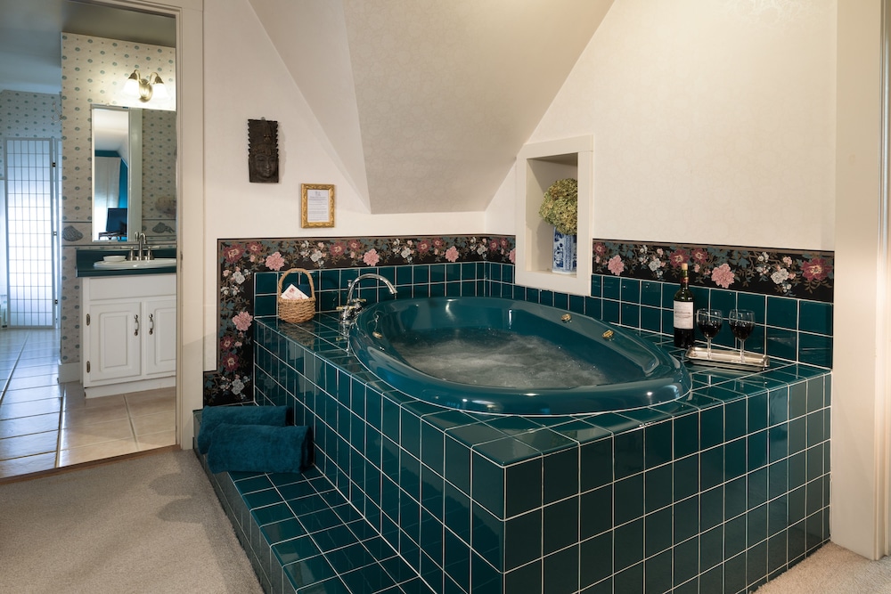 Suite, Multiple Beds, Jetted Tub (Hong Kong Retreat) photo 3