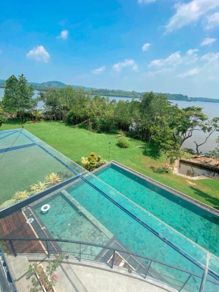 Moi Presidential Suite with Lake View and Balcony