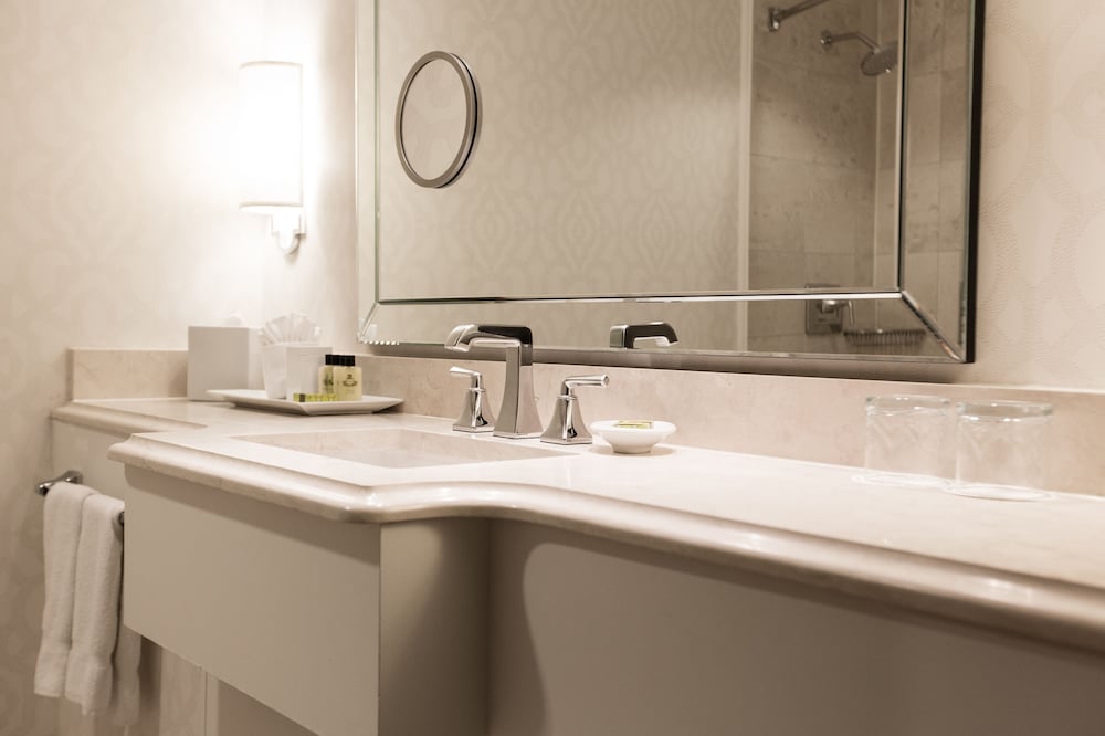 Classic Room, 1 King Bed, Mobility Accessible (Roll-In Shower)
