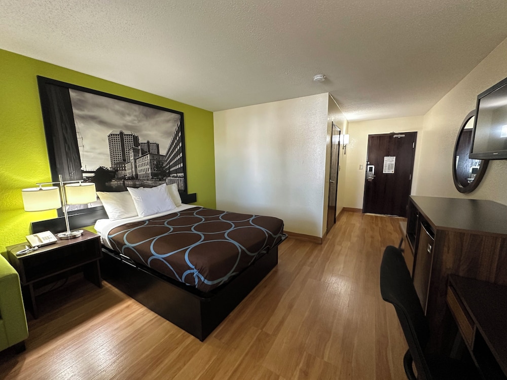 Room, 1 Queen Bed, Accessible, Non Smoking (Mobility Accessible) - Photo 1