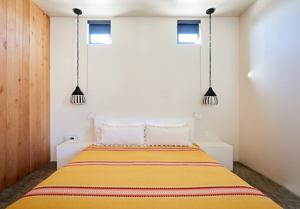 Room, 1 King Bed, Poolside