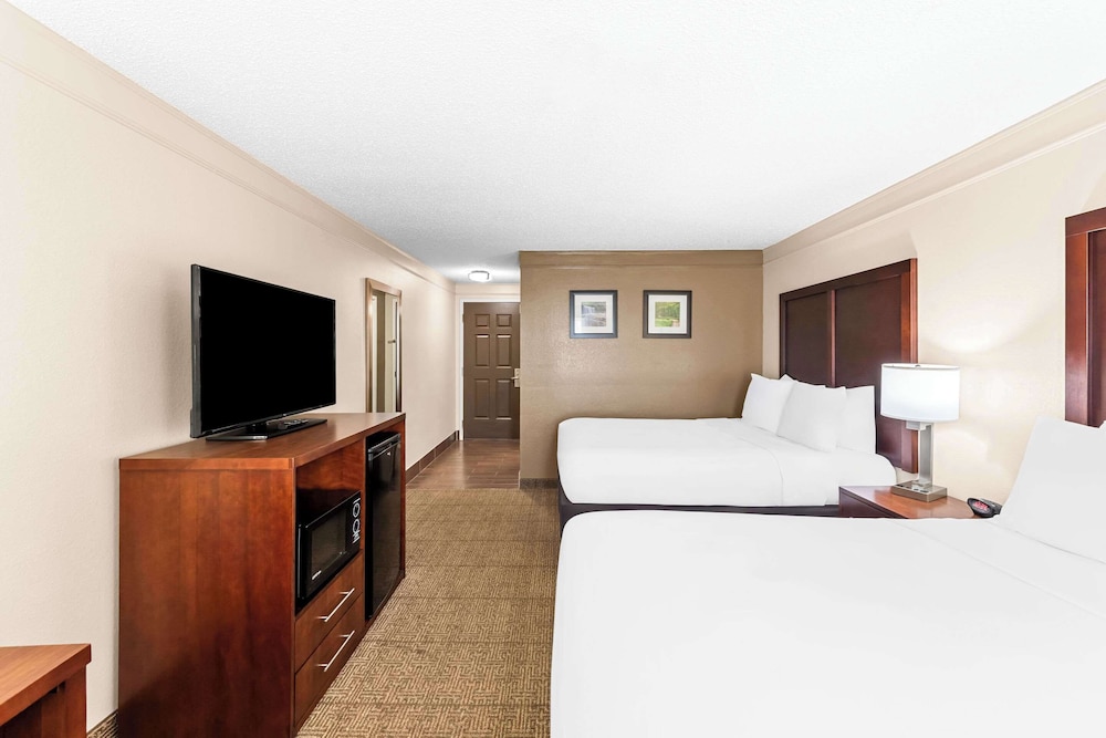 Standard Room, 2 Queen Beds, Non Smoking - Photo 2