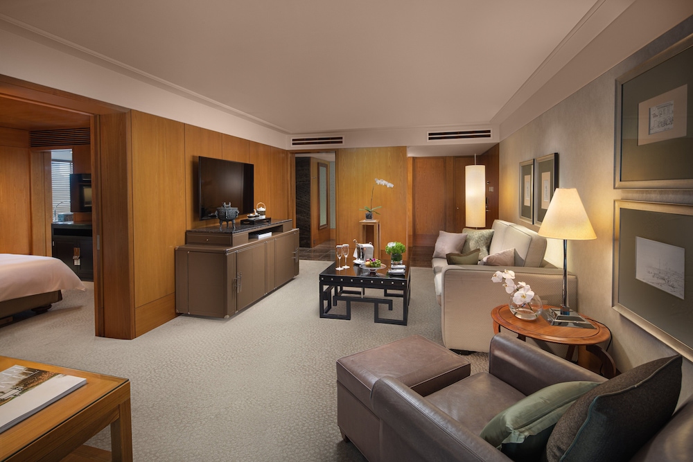 Suite (Status Sqaure)