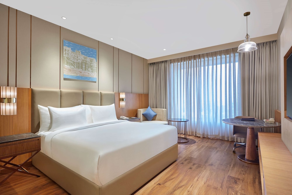 Deluxe Suite, 1 King Bed, Pool View photo 1