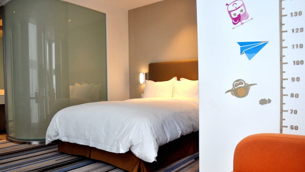 Basic Room, 1 Queen Bed, Accessible Bathtub photo 3