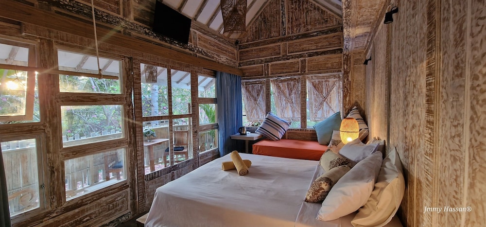 Exclusive Tree House photo 2
