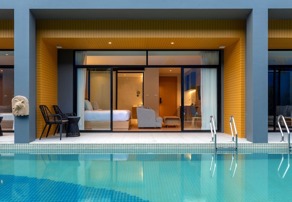 Deluxe Room, 1 King Bed, Pool Access - Photo 2