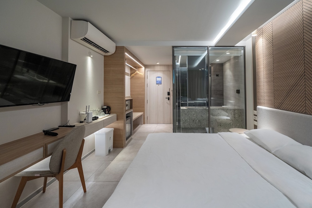 Deluxe Double Room, Non Smoking, Partial Sea View photo 3