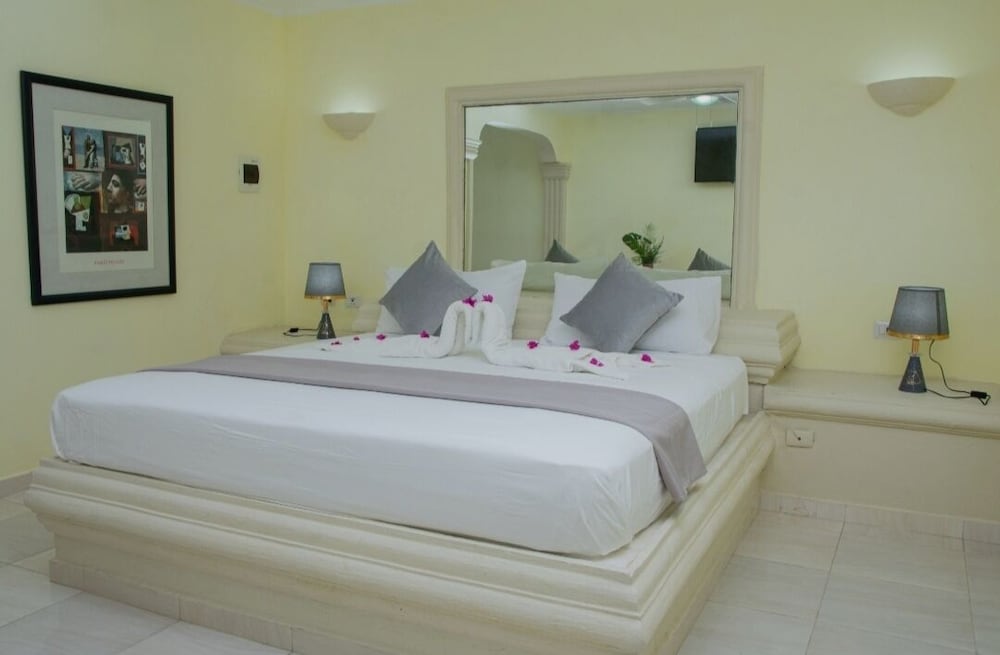 Basic Room, 1 King Bed, Non Smoking
