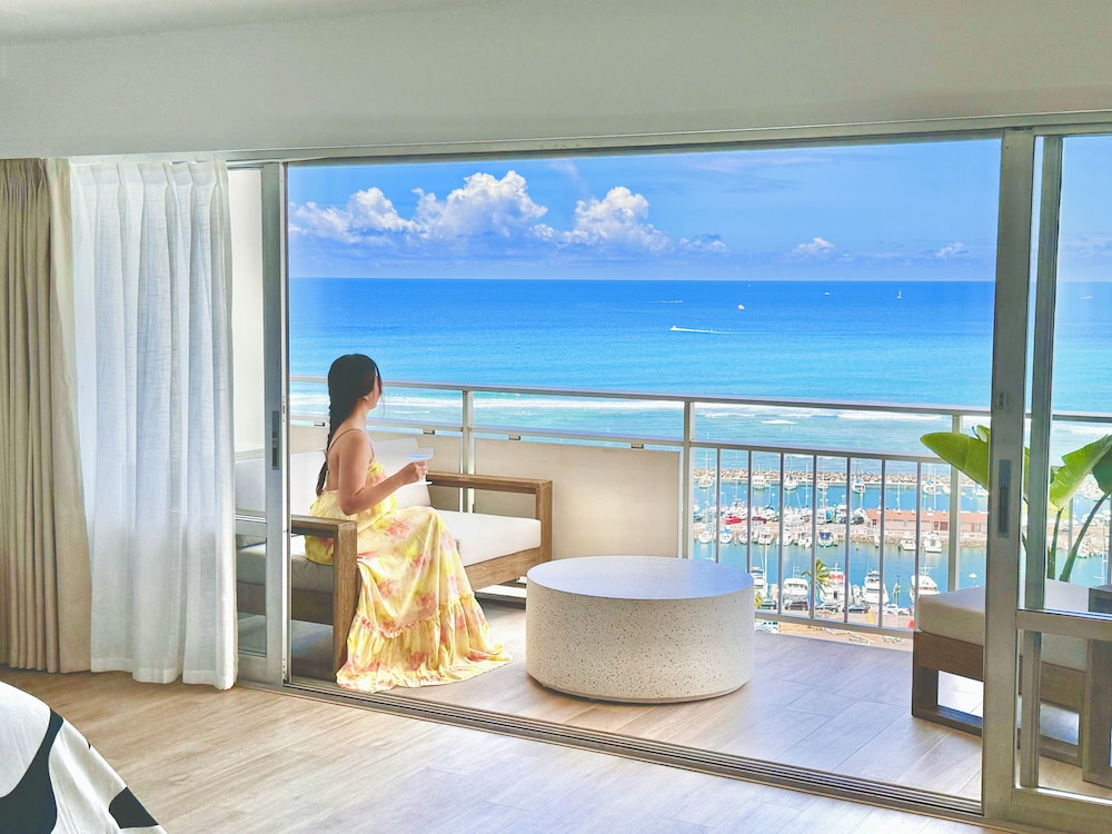 Panoramic Studio Suite, 1 King Bed with Sofa bed, Balcony, Ocean View