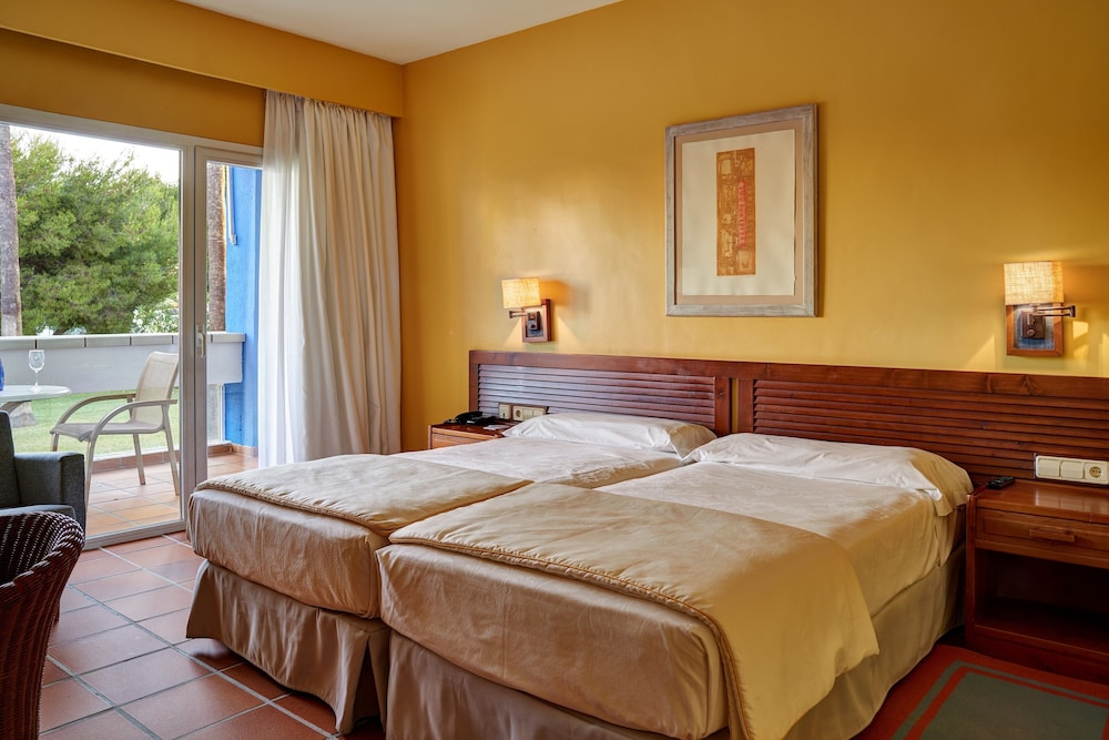 Standard Double Room (2 Adults and 1 Child) photo 2