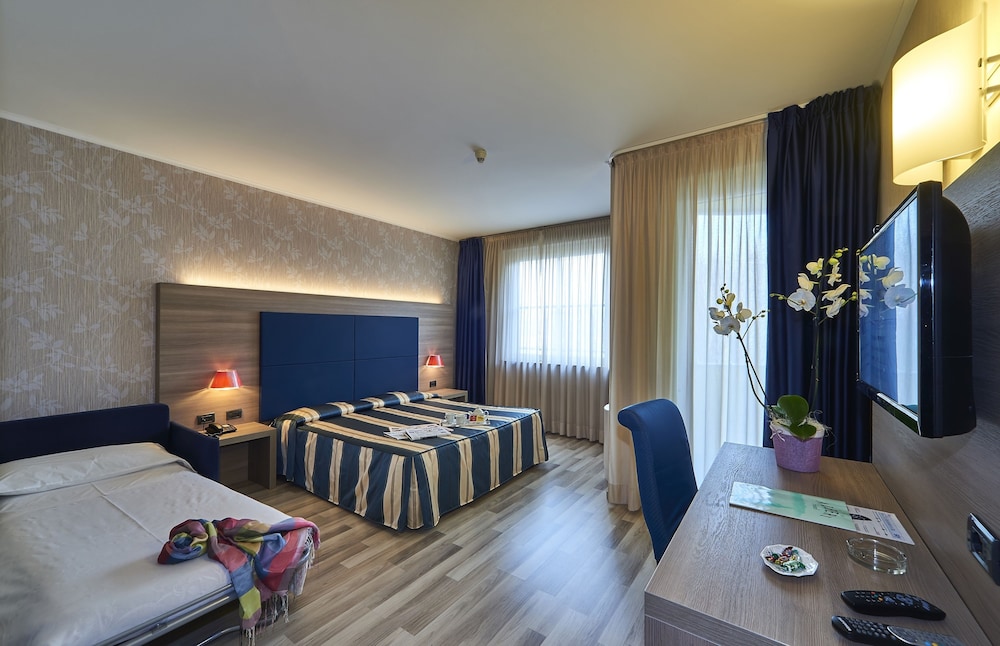 Triple Room, 1 Bedroom, Partial Lake View photo 2