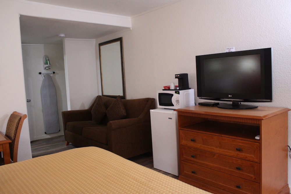 Room, 1 King Bed, Non Smoking, Jetted Tub photo 3