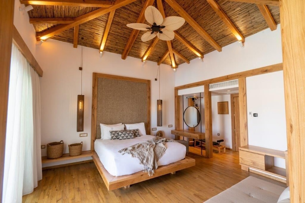 Grand Bungalow, Jetted Tub (Over water)