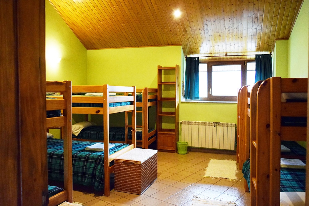 Family Room, Shared Bathroom (10 People)