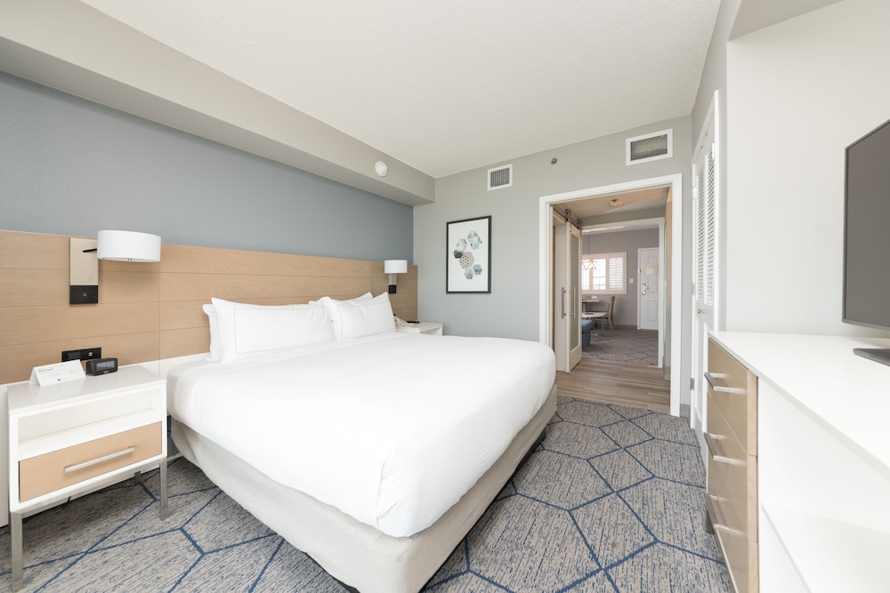 Suite, 1 King Bed, Accessible (Mobility & Hearing, Roll-in Shower)