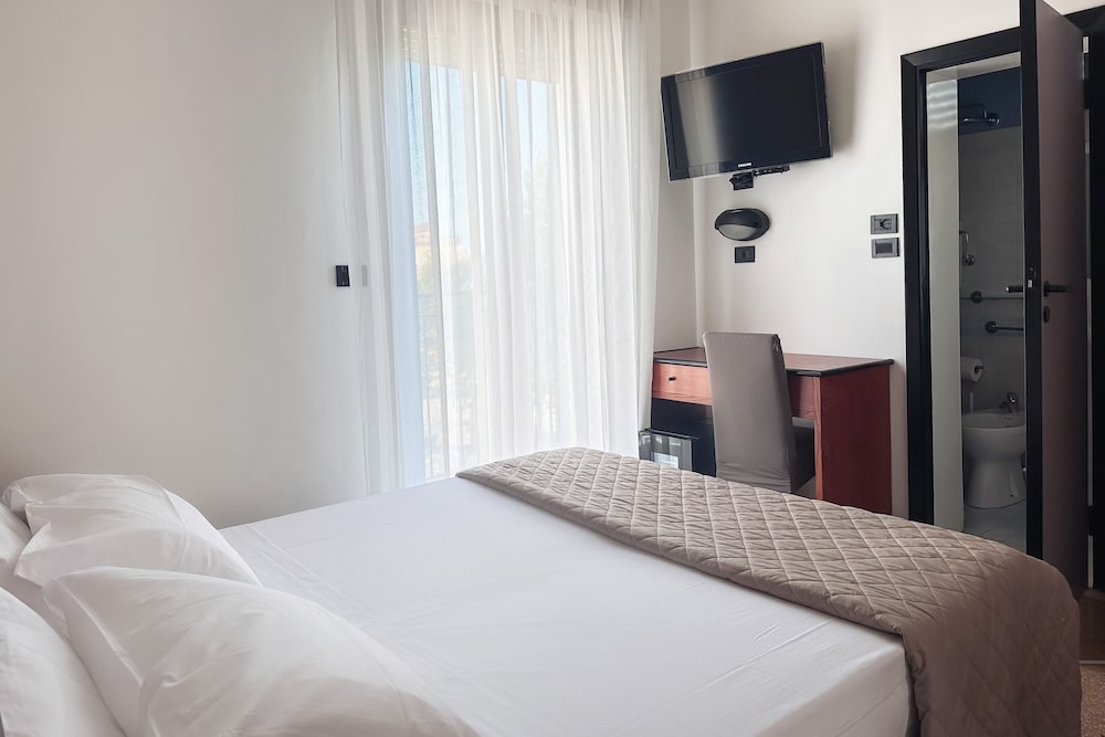 Standard Double or Twin Room - Photo 7
