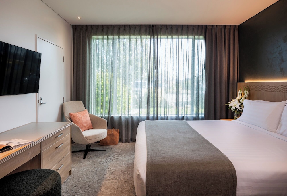 Deluxe Room, 1 King Bed, Accessible - Photo 3
