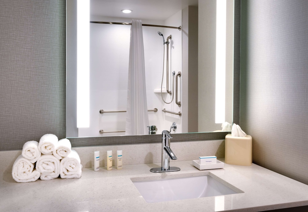 Room, 1 King Bed, Accessible (Bathtub) - Photo 4