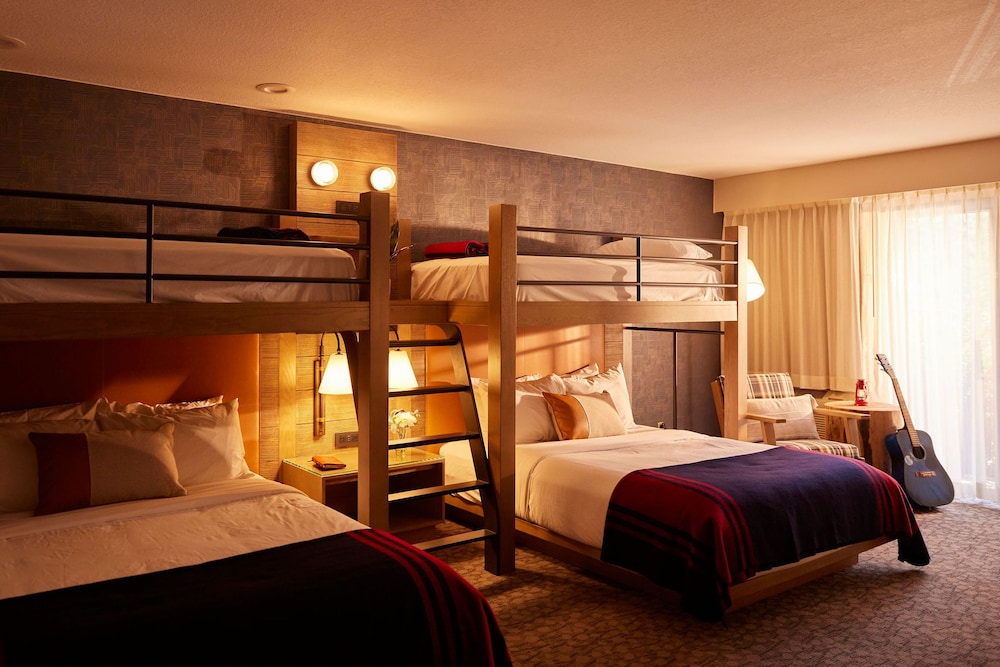 Room (2 Twin Bunks over 2 Queen Beds) - Photo 13