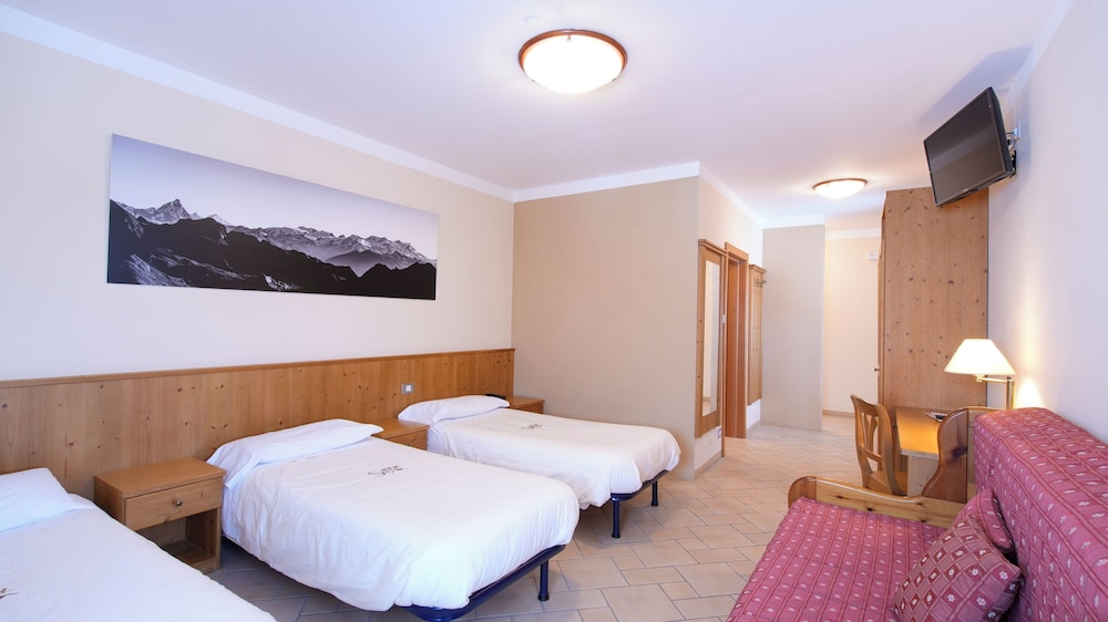 Family Room, Multiple Beds, Mountain View photo 1