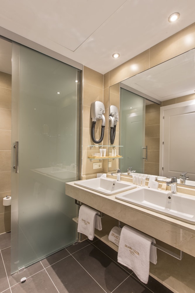Double Room Single Use thumbnail 5
