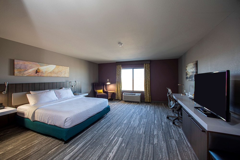 Room, 1 King Bed, Accessible, Bathtub - Photo 2