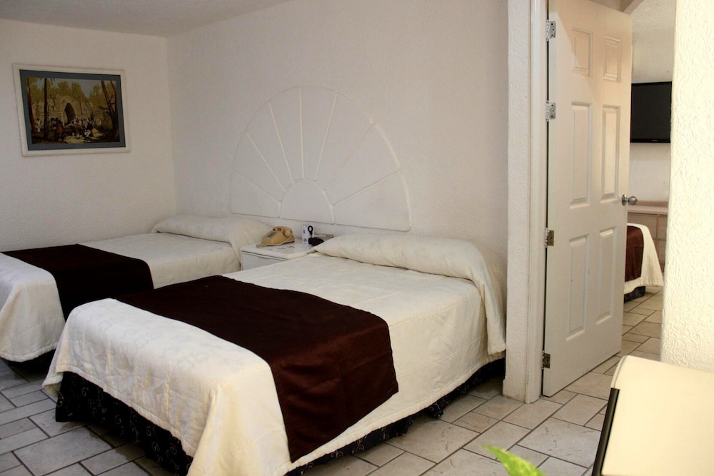 Family Quadruple Room, Multiple Beds, Non Smoking photo 2