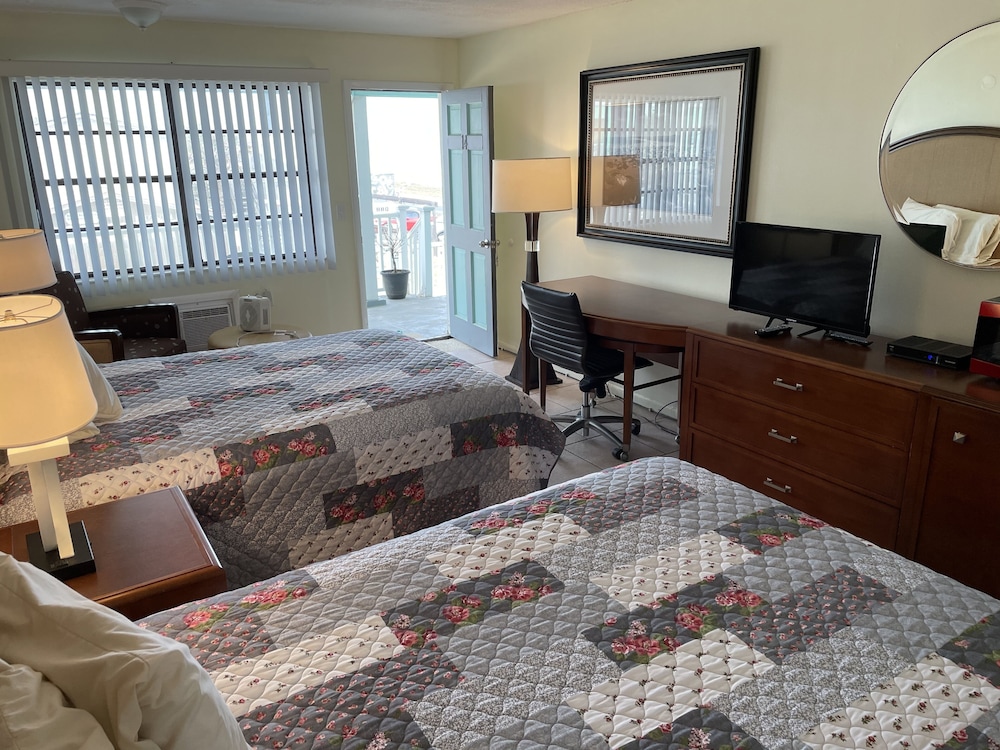 Standard Room, 2 Double Beds, Partial Ocean View photo 3