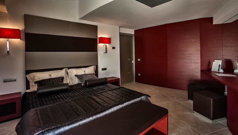 Luxury Suite, 1 King Bed with Sofa bed, Jetted Tub, Sea View photo 2