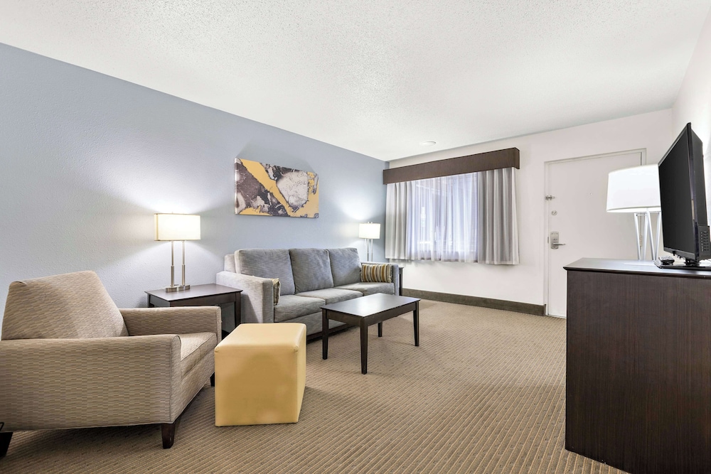 Suite, 2 Queen Beds, Non Smoking (with Sofabed) - Photo 2