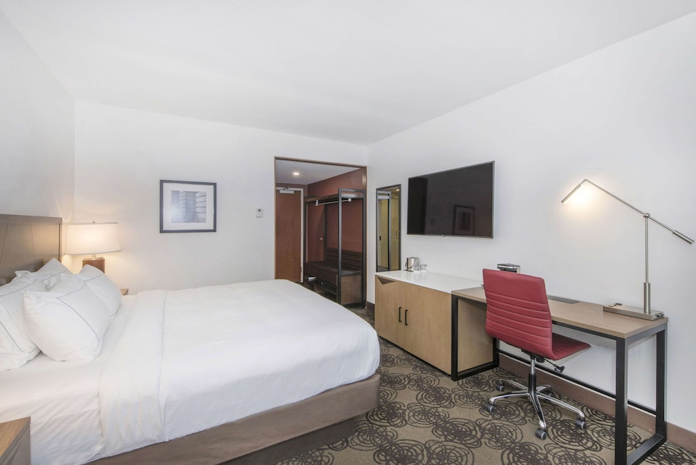 King Bed - Photo 5
