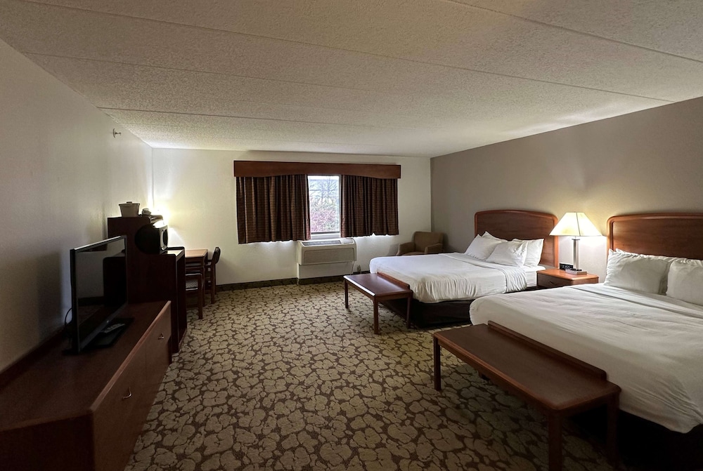 Room, 2 Queen Beds, Non Smoking - Photo 1