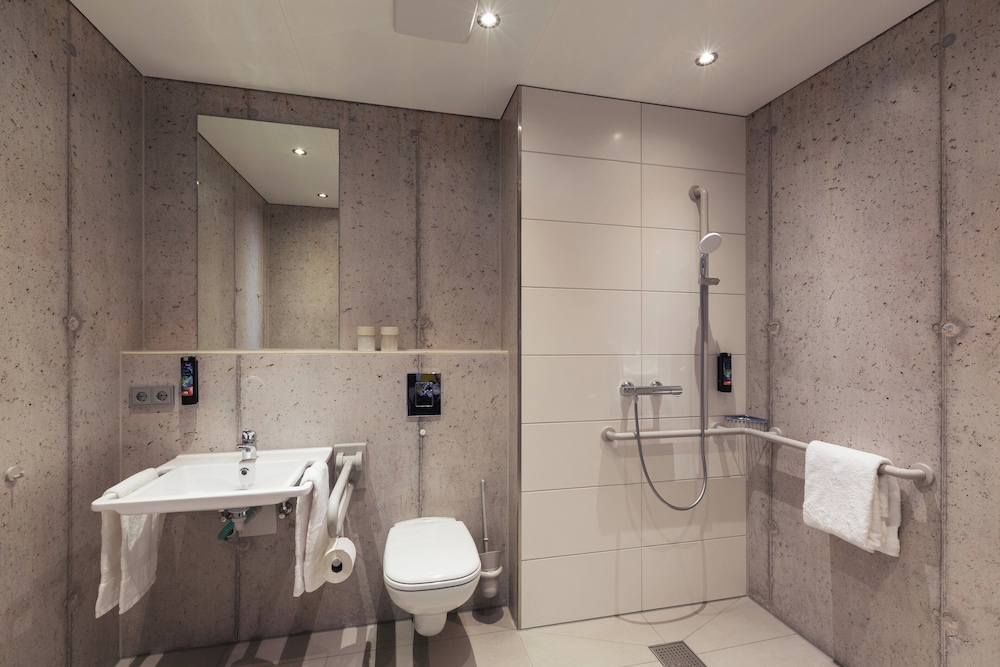 Standard Room, 1 Queen Bed, Accessible - Photo 6