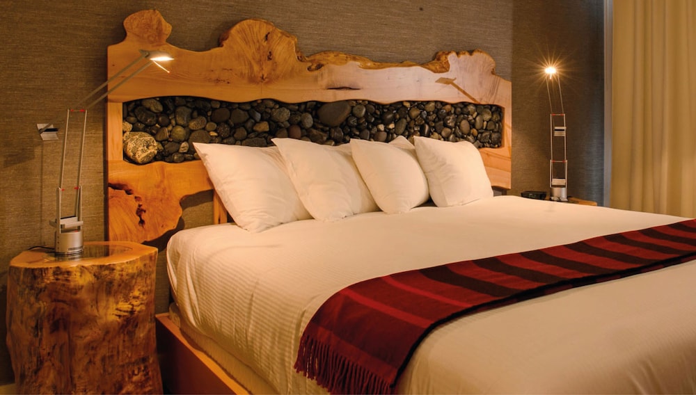 Deluxe Room, 1 King Bed photo 1