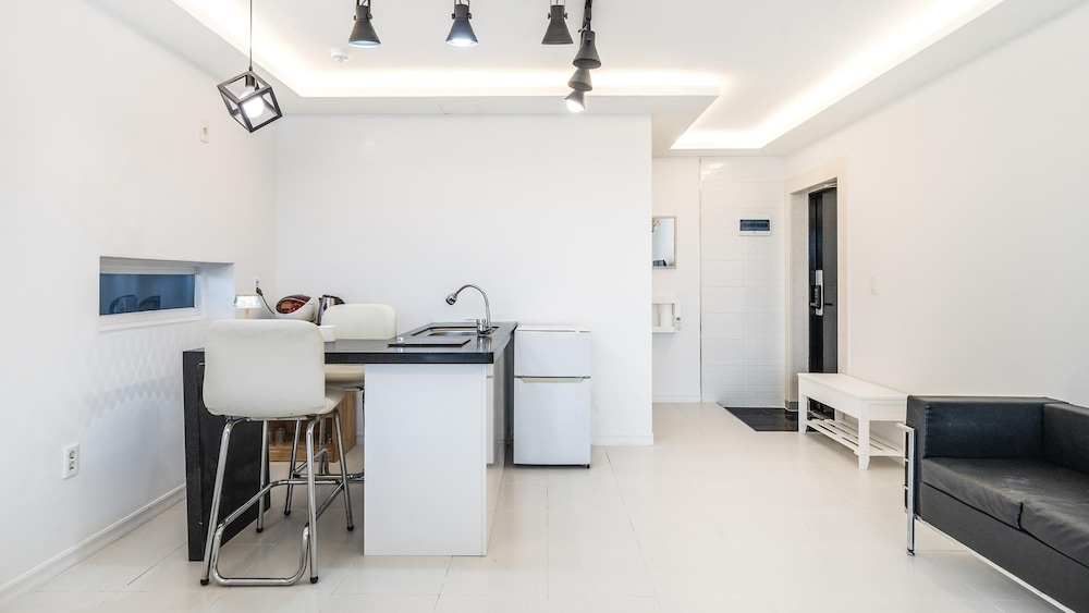 Basic Room, 1 Bedroom (byeol yeoseot) - Photo 3