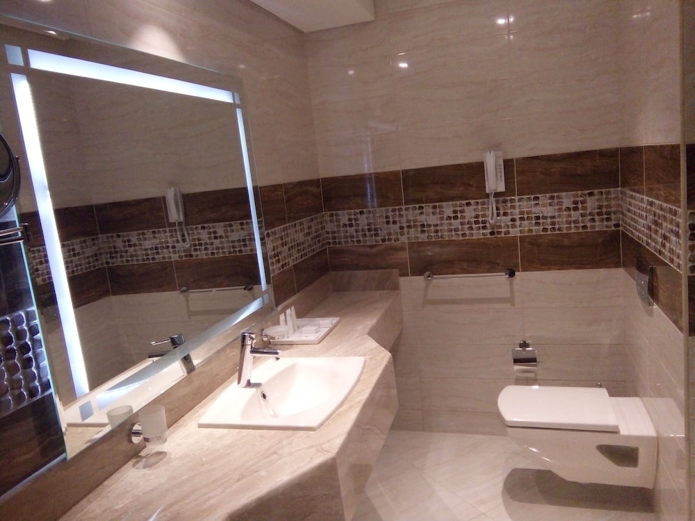 Presidential Suite, Pool View thumbnail 5