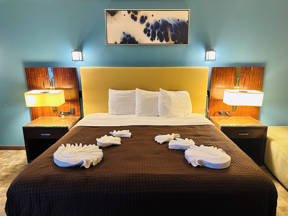 Deluxe Room, 1 King Bed, Pool View