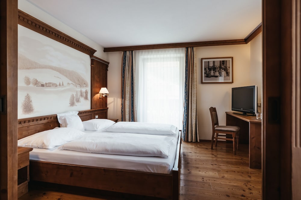 Room, 1 Queen Bed with Sofa bed (Quarzo Rosa) photo 1