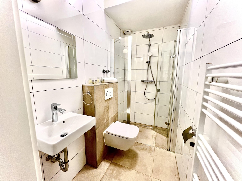 Deluxe Double Room, 1 King Bed, Bathtub, Corner photo 3
