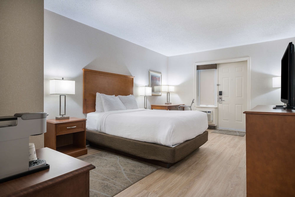 Standard Room, 1 Queen Bed, Non Smoking (Main Building)