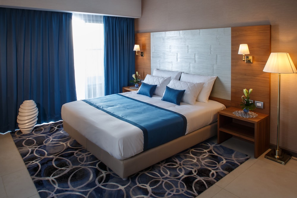 Panoramic Deluxe Room with Balcony and Sea View photo 3