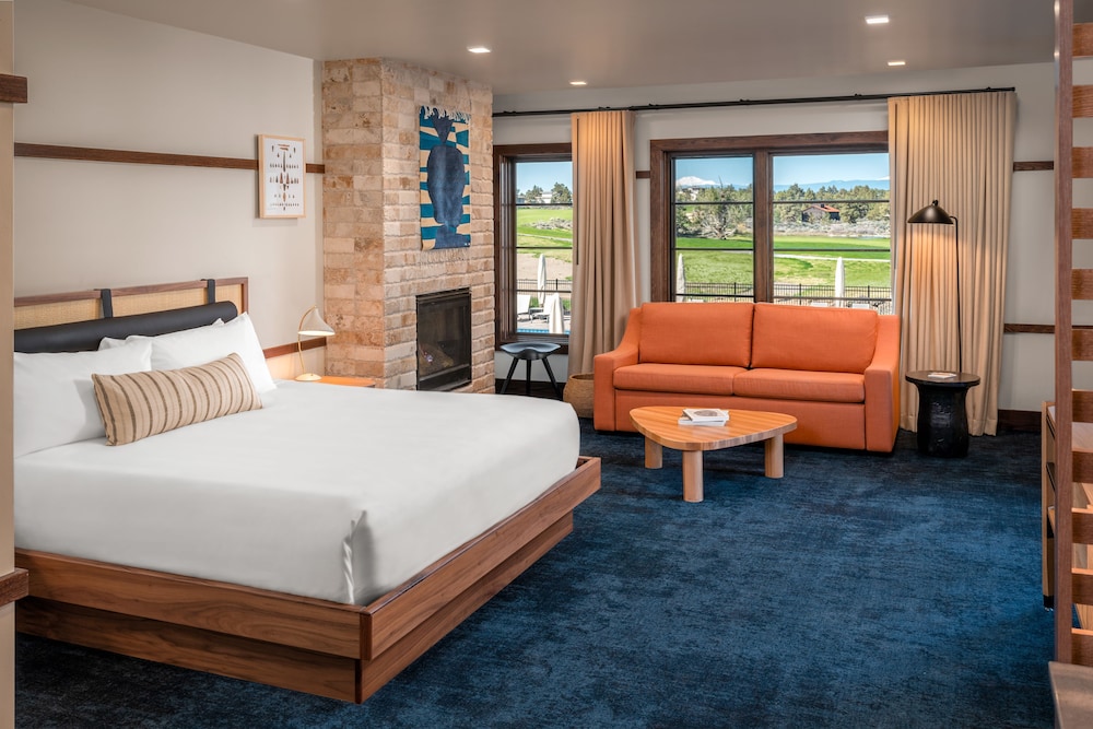 Deluxe Room, 1 King Bed, Mountain View photo 1