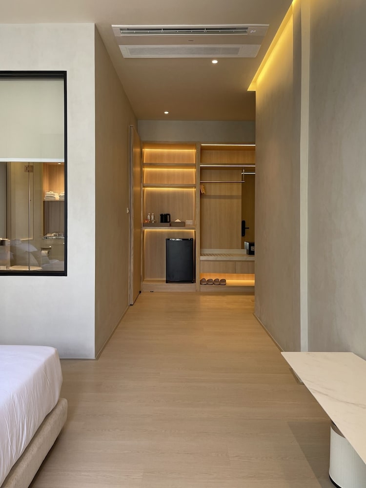 Standard Suite, 1 King Bed, Balcony, City View photo 3