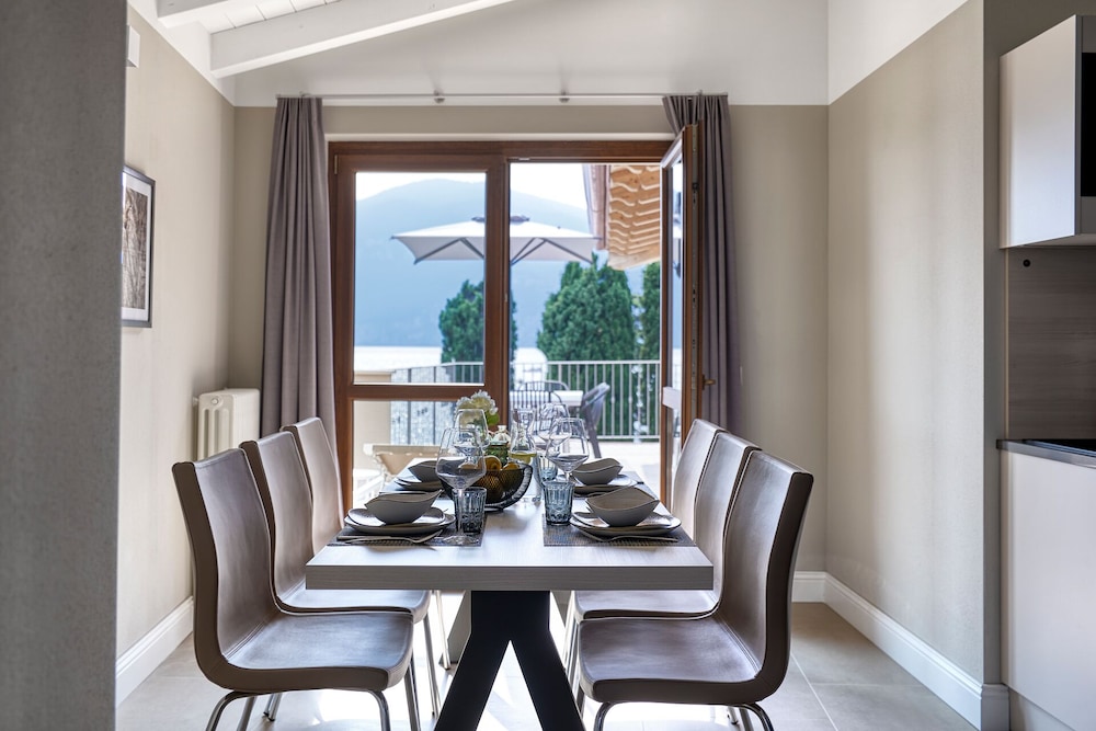 Deluxe Penthouse, 2 Bedrooms, Patio, Lakeside
