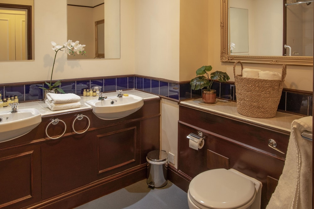 Suite - Photo 13