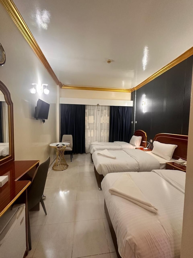 Deluxe Triple Room, City View photo 3