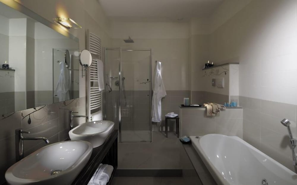 Suite - Photo 3