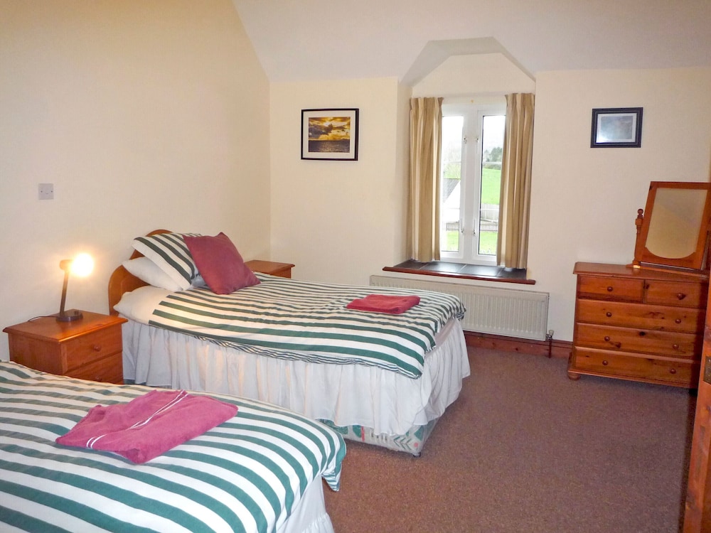 Cottage, 3 Bedrooms, Fireplace, Sea Facing photo 3
